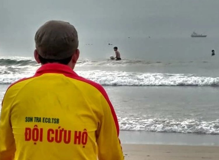 Nhân viên cứu hộ đảm bảo an toàn cho du khách tắm biển Phan Thiết